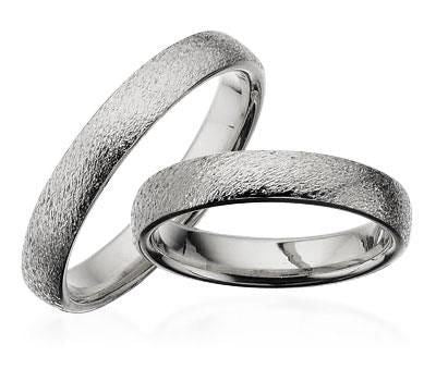 Klassiske Scrouples vielsesringe i 925 sterlingsølv med rustik finish og 4 mm bredde, damering med eller uden diamant op til 0,04 ct.