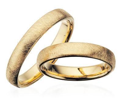 Raffinerede Scrouples vielsesringe i 8 eller 14 karat guld med frostet overflade og 4 mm bredde.