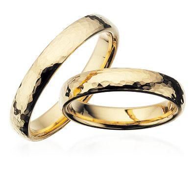 Hamret Scrouples vielsesringe i 8 eller 14 karat guld 4 mm med hamret overflade fra Smykkecenter.