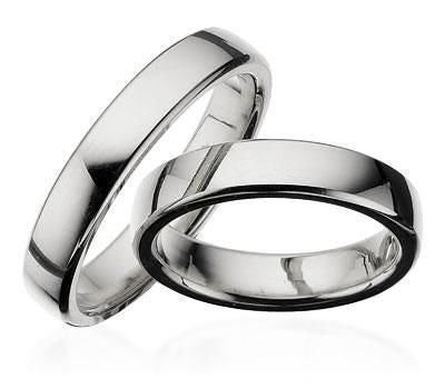 Klassiske Scrouples vielsesringe i 14 karat hvidguld 4,5 mm med let buet profil og glat, blank overflade – med eller uden diamanter.