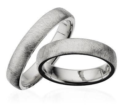Moderne Scrouples vielsesringe i 14 karat hvidguld 4,5 mm frostet med valgfri diamant eller uden sten.