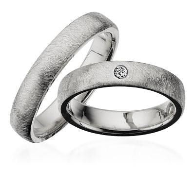 Scrouples vielsesringe i frostet 925 sterlingsølv med diamant – set fra oven