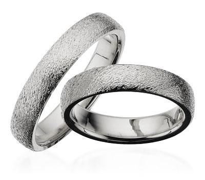 Rustikke Scrouples vielsesringe i 14 karat hvidguld 4,5 mm med rustik overflade og mulighed for diamanter fra 0,03–0,05 ct.