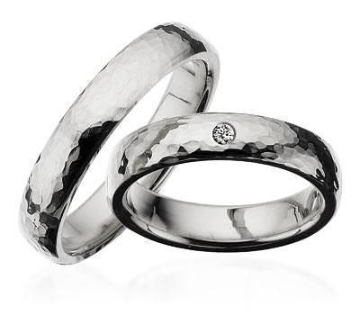 Scrouples vielsesring i 14 kt. hvidguld med hamret overflade – nærbillede af fatning med diamant