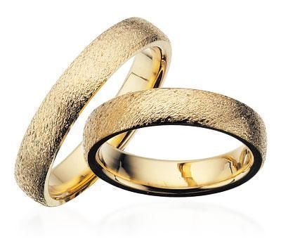 Stilrene Scrouples vielsesringe i 8 eller 14 kt guld med 4,5 mm bredde og rustik overflade – med eller uden diamant.