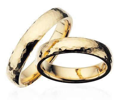 Hamret Scrouples vielsesringe i 8 eller 14 karat guld med valgfri diamant i damering – let oval profil, 4,5 mm bredde.