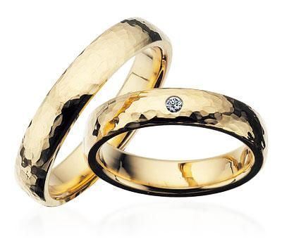 Scrouples vielsesringe i hamret guld med diamant – nærbillede af sten