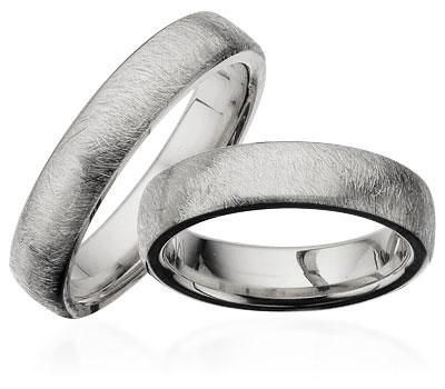 Stilfulde Scrouples vielsesringe i 925 sterlingsølv med frostet overflade, 5 mm bredde, damering med diamant op til 0,07 ct eller uden sten.