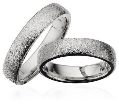 Rustikke Scrouples vielsesringe i 925 sterlingsølv 5 mm med rustik overflade og let oval profil, med eller uden diamant 0,05–0,07 ct.