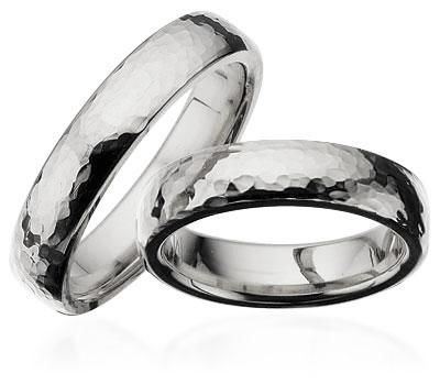 Rustikke Scrouples vielsesringe i 925 sterlingsølv, 5 mm med hamret overflade og mulighed for diamant 0,05–0,07 ct.