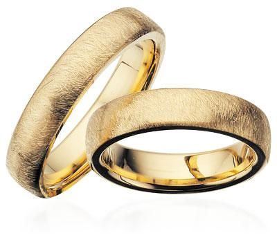 Tidløse Scrouples vielsesringe i 8 eller 14 karat guld med frostet 5 mm profil uden sten.