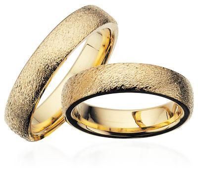 Rustikke Scrouples vielsesringe i 8 eller 14 karat guld med let oval profil og 5 mm bredde.