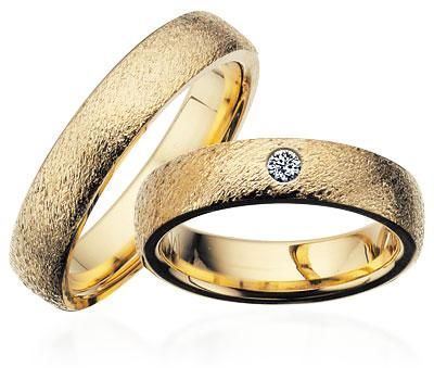 Scrouples vielsesring i guld med rustik overflade – set fra oven