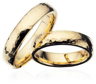 Hamret Scrouples vielsesringe i 8 eller 14 karat guld med 5 mm bredde og oval profil – mulighed for diamant på dameringen.