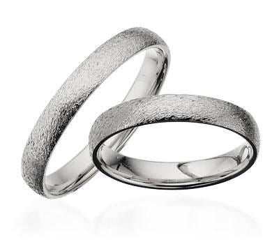 Rustikke Scrouples vielsesringe i 14 karat hvidguld med oval profil og rustik overflade, 3,5 mm – med eller uden diamanter.