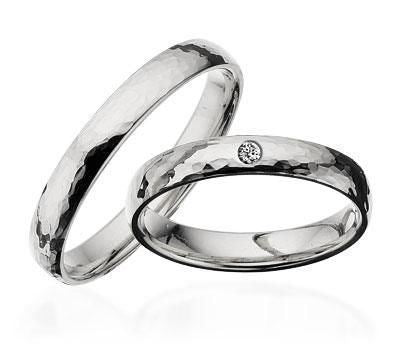Scrouples vielsesringe i 14 kt. hvidguld med hamret overflade og diamant, set fra siden