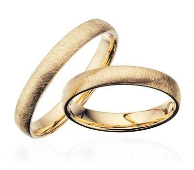 Tidløse Scrouples vielsesringe i 8 eller 14 karat guld med frostet overflade og 3,5 mm bredde.