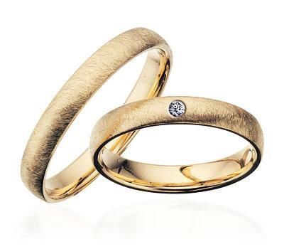 Scrouples vielsesringe i frostet guld – liggende på flade, 3,5 mm brede i 8 eller 14 karat