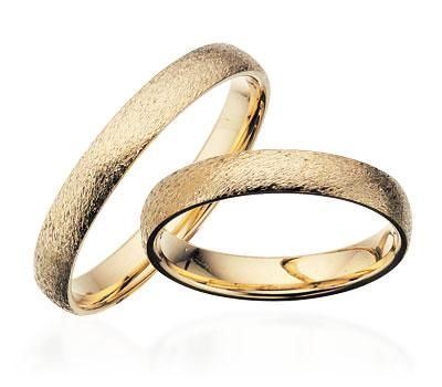 Rustikke Scrouples vielsesringe i 8 eller 14 karat guld med mat overflade og buet profil – 3,5 mm brede.
