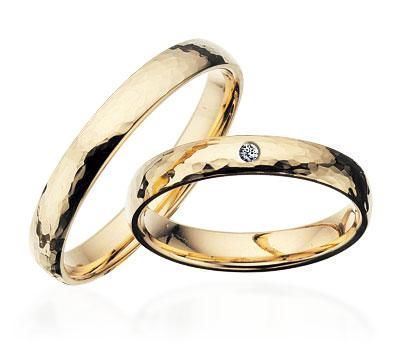 Scrouples vielsesring i guld med hamret overflade og diamant – nærbillede af sten