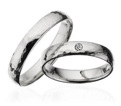 Scrouples vielsesringe i sterlingsølv med hamret overflade – set fra siden