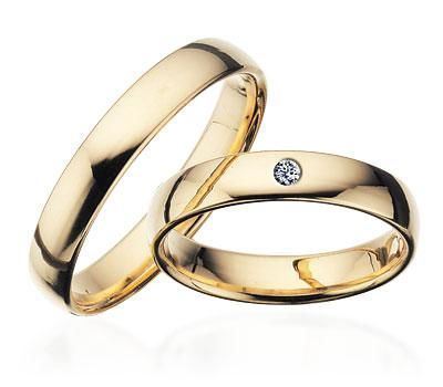 Scrouples vielsesringe i guld – klassisk glat overflade med buet profil, mod hvid baggrund