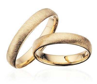 Tidløse Scrouples vielsesringe i 8 eller 14 karat guld med frostet overflade og 4 mm bredde.