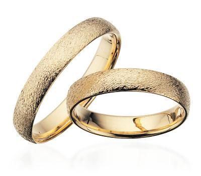 Rustikke Scrouples vielsesringe i 8 eller 14 karat guld, 4 mm med rustik overflade og diamantsmykket damerring.