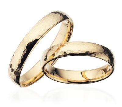 Hamret Scrouples vielsesringe i 8 eller 14 karat guld 4 mm – klassisk design med rustik overflade.