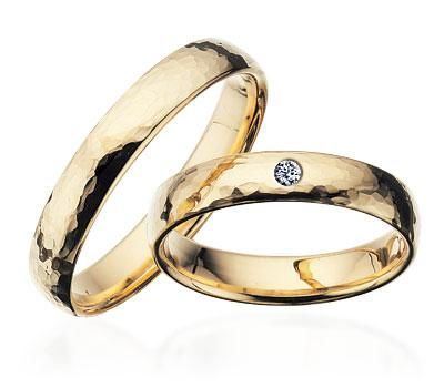 Scrouples vielsesring i hamret guld mod hvid baggrund