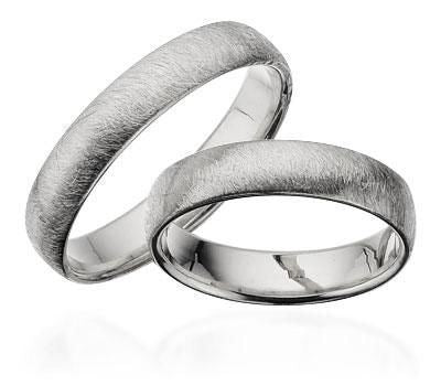 Tidløse Scrouples vielsesringe i 14 karat hvidguld med frostet overflade og oval profil, 4,5 mm bredde.