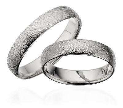 Rustik Scrouples vielsesringe i 14 karat hvidguld 4,5 mm med rustik overflade og mulighed for diamanter på dameringen.