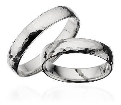 Moderne Scrouples vielsesringe i 14 karat hvidguld, hamret 4,5 mm med mulighed for Wesselton/Si-diamant på damering.