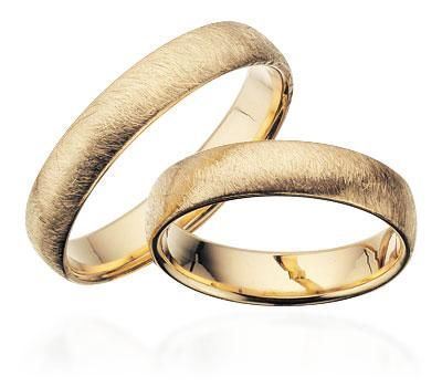 Tidløse Scrouples vielsesringe i 8 eller 14 karat guld med frostet overflade og 4,5 mm bredde.