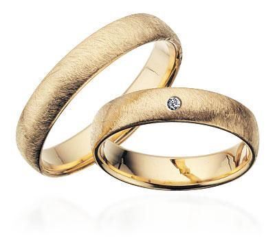 Scrouples vielsesring i guld med frosted overflade og diamant – nærbillede af sten