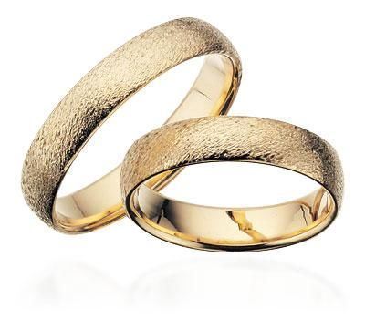 Scrouples vielsesringe i guld med rustik overflade – detalje af fatning