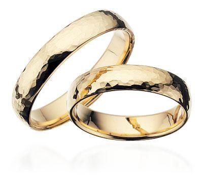 Hamrede Scrouples vielsesringe i 8 eller 14 karat guld 4,5 mm uden diamant.