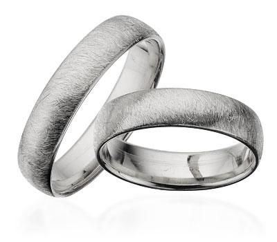 Moderne Scrouples vielsesringe i 14 karat frostet hvidguld 5 mm med let oval profil – harmonisk sæt uden sten.