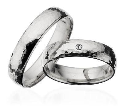 Scrouples vielsesringe i 14 kt. hvidguld med hamret overflade – nærbillede af sten
