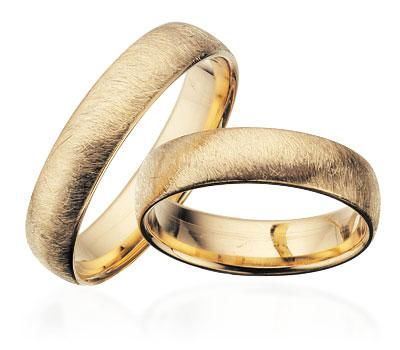 Tidløse Scrouples vielsesringe i 8 eller 14 karat guld med frostet overflade og buet profil – uden sten.