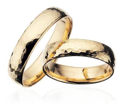Rustikke Scrouples vielsesringe i 8 eller 14 karat guld med hamret overflade og 5 mm bredde.