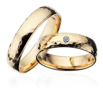 Scrouples vielsesring i hamret guld – nærbillede af fatning med brillant