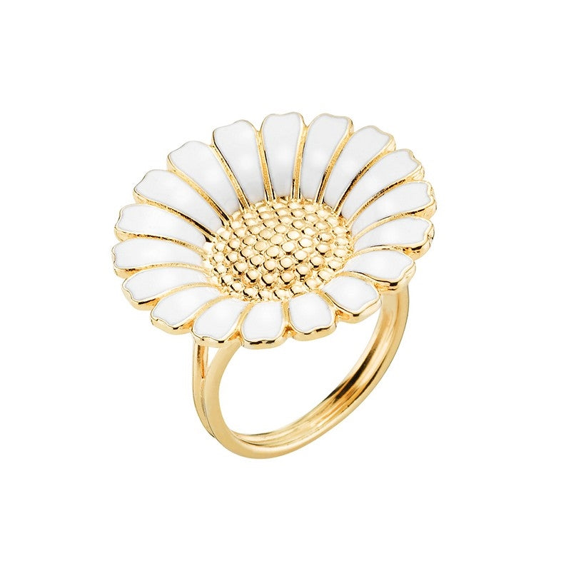 Marguerit ring i forgyldt sterlingsølv med hvid emaljeblomst 25 mm fra Lund Copenhagen.