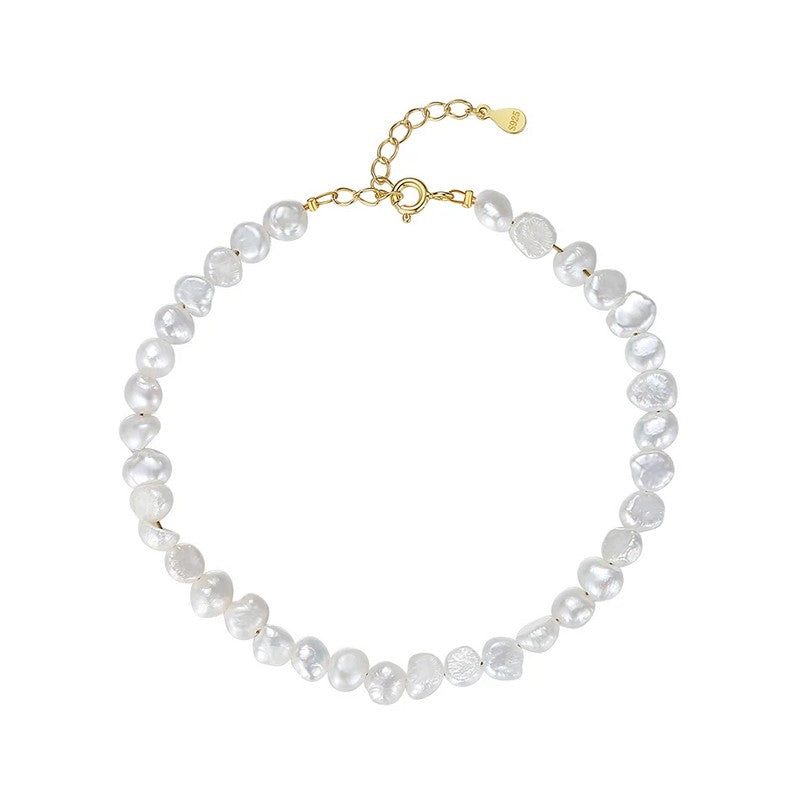 Amalia perlearmbånd i 18 karat forgyldt sølv fra MerlePerle med barokke hvide perler.