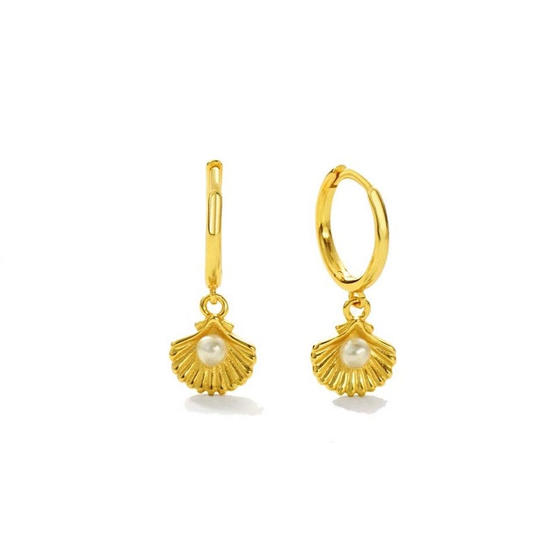 Sallie creoler i forgyldt sølv med musling og ferskvandsperle fra MerlePerle