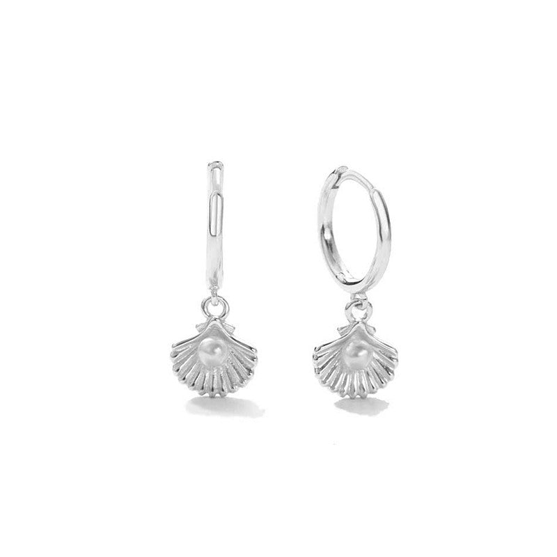 Sallie creoler i sølv med musling og ferskvandsperle fra MerlePerle