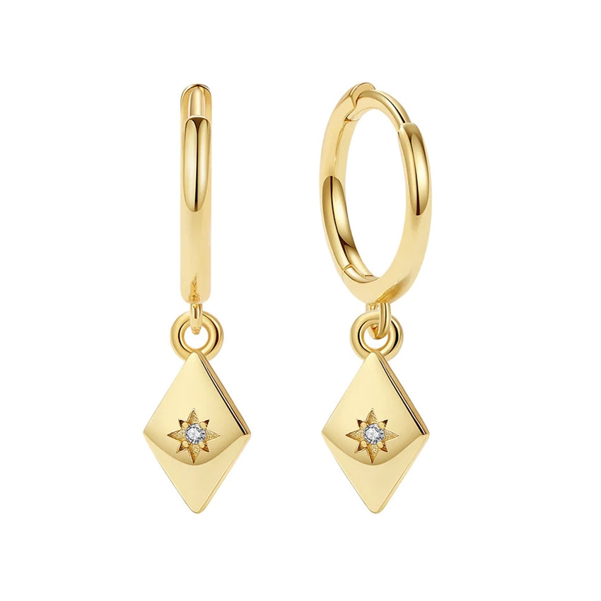 Fia creoler i 18 karat forgyldt sølv med rhombevedhæng og zirkonia fra MerlePerle, 22,5 mm