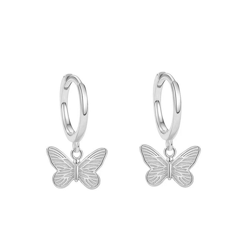 Maude creoler i sølv med sommerfugl fra MerlePerle, 11 mm