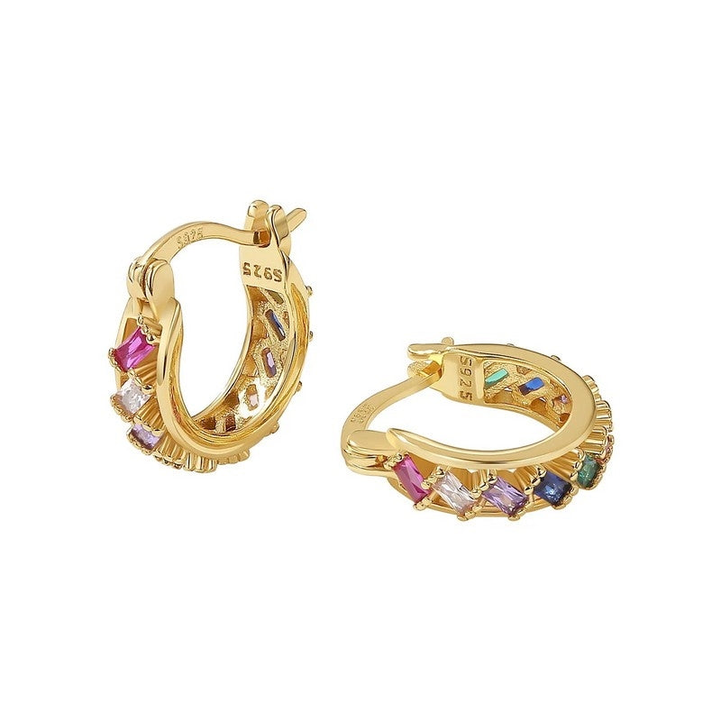 Kaylee øreringe i 18 karat forgyldt sølv med regnbue zirkonia fra ByBirch