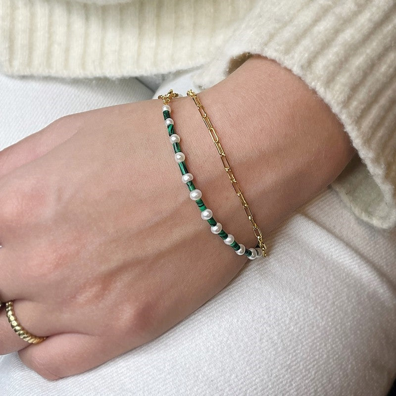 Luna armbånd i 18 karat forgyldt sølv med malakit og ferskvandsperler fra MerlePerle